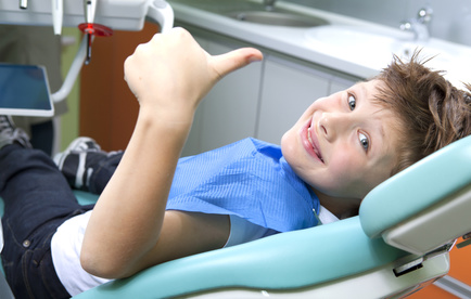 Junge beim Zahnarzt